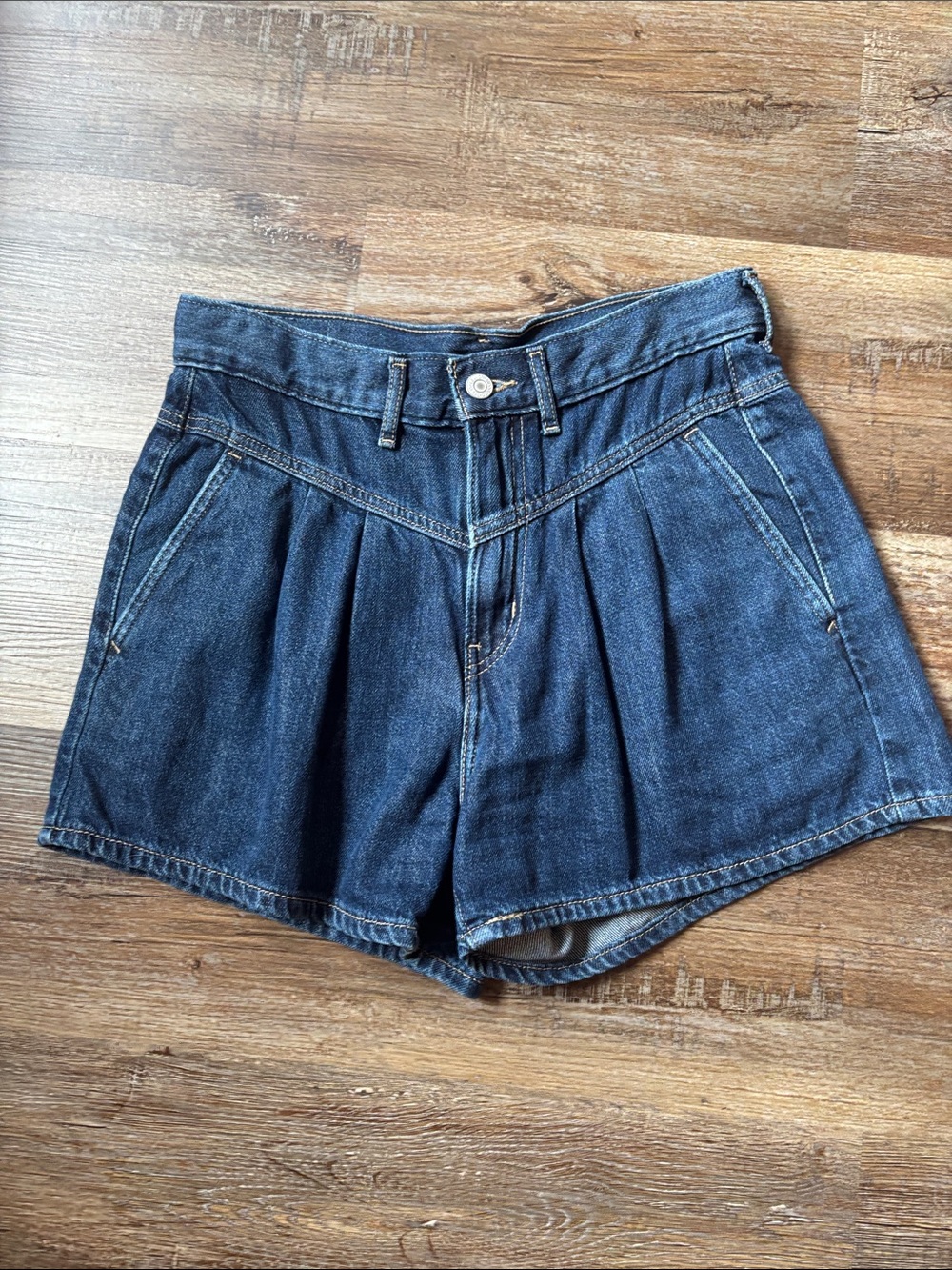 LEVI’s pleat front shorts